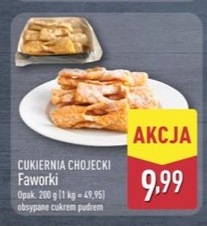 Faworki obsypane cukrem pudrem