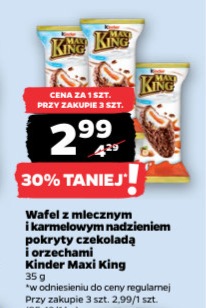 Wafel z mlecznym i karmelowym nadzieniem pokryty czekoladą i orzechami